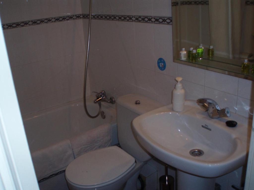 Hostal Castilla Madrid Exteriör bild