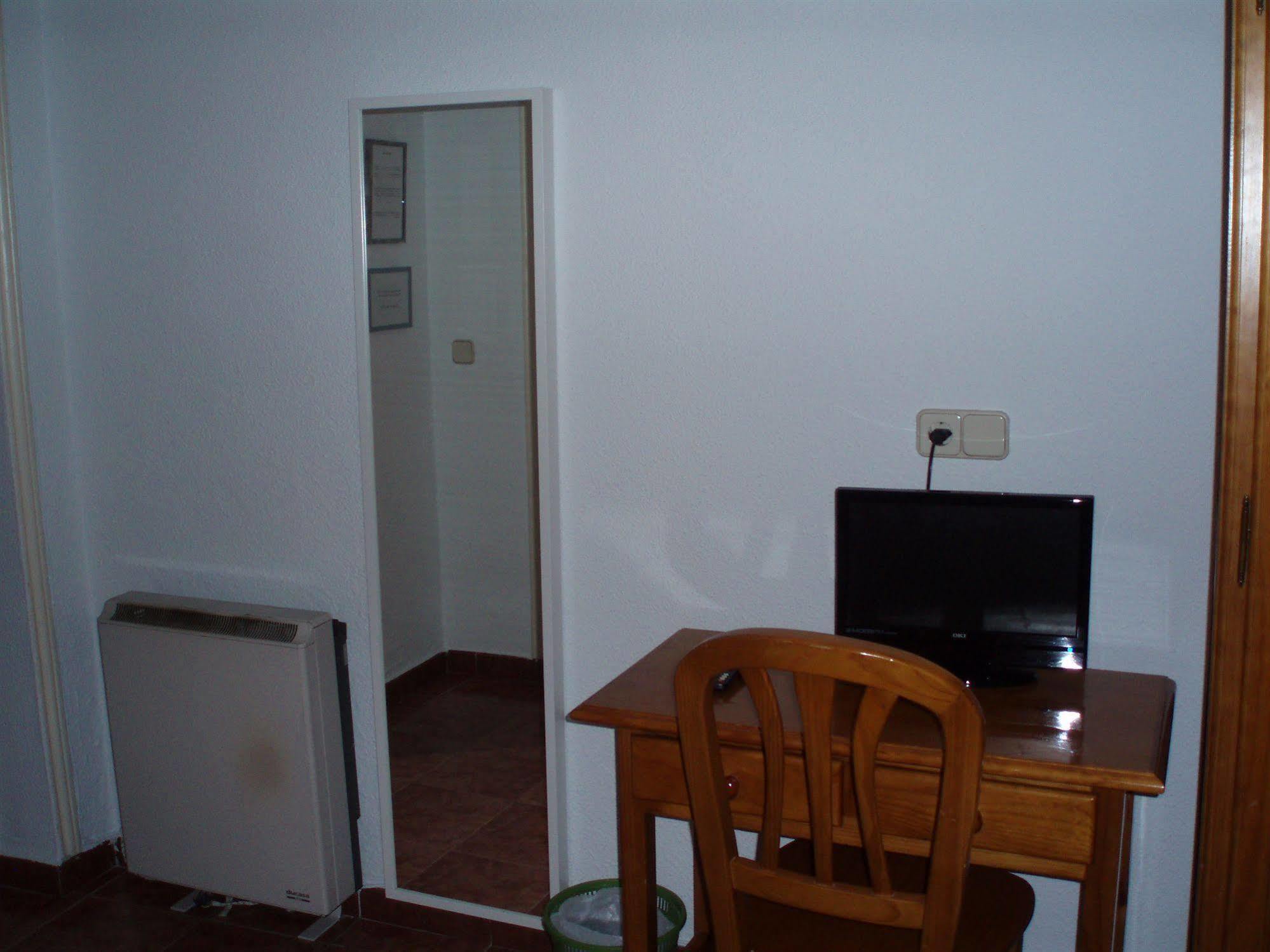 Hostal Castilla Madrid Exteriör bild