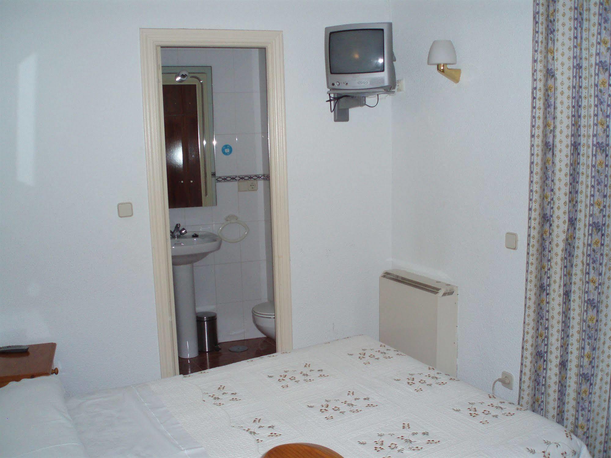 Hostal Castilla Madrid Exteriör bild
