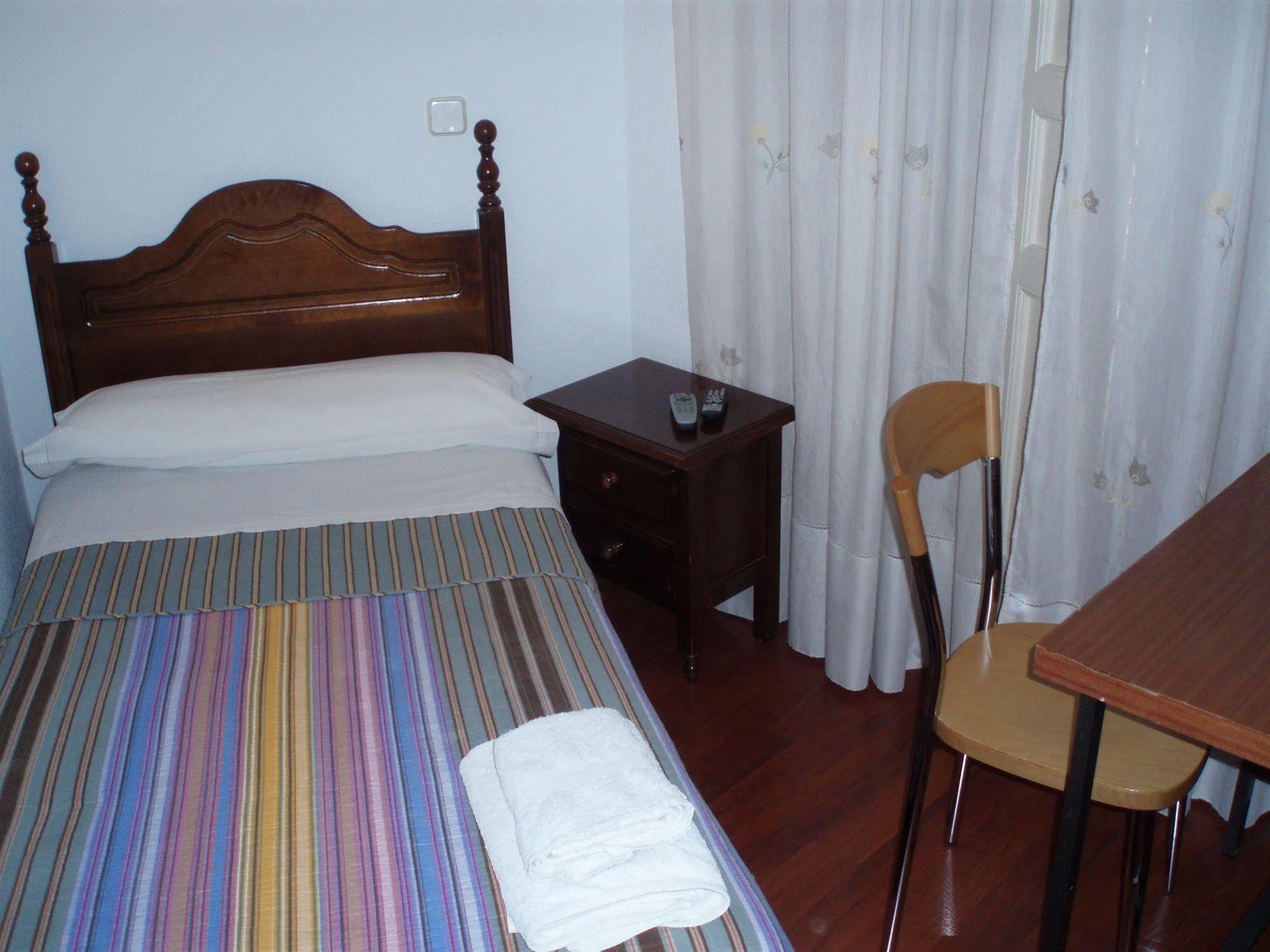 Hostal Castilla Madrid Exteriör bild